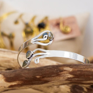 Brazalete de plata con piedras poderosas